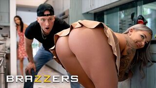 Le chef sexy Hayley Davies est plus concentré sur la bite de Zac que sur le travail