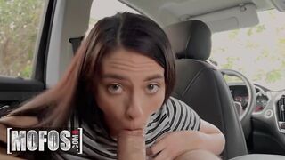Insolent pilote Uber Gianna Ivy peut à peine résister à son beau passager