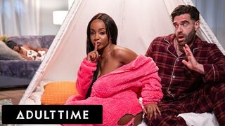 Lily Starfire fait en sorte que son beau-père cache le sexe dans la même pièce