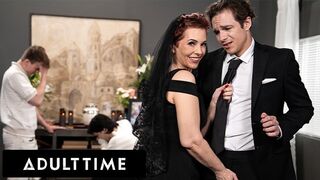 Ver à chaud Ruby Lynne a attrapé à un enterrement !