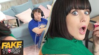 Saupoudrer dans son visage comme une blague devant une ejaculation anale