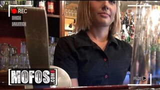 La blonde barmaid de Rihanna Samuel montre ses seins à un invité avant qu'elle suce sa bite