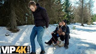 Sexe de génération chaude à côté du feu