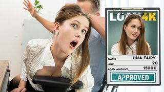 Mauvaise fille Una Fairy punie par un gestionnaire de crédit