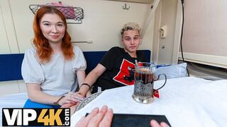 Jeune rouge mia anal prend sexe pour l'attention alien dans le train