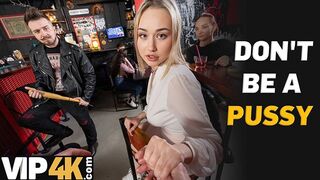 Brave blonde porno star baise un homme étrange dans un bar