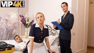 Room service avec vis avec une blonde mûre chaude