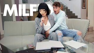 Mon steppum m'a laissé toucher son muff parce qu'elle a oublié mon anniversaire - MYLF