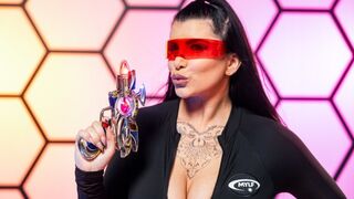 Romi Rain baise la race extraterrestre pour protéger l'humanité !