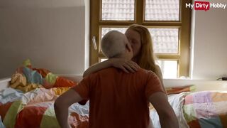 Blonde adolescent gémissements tandis que le vieil homme baise sa chatte