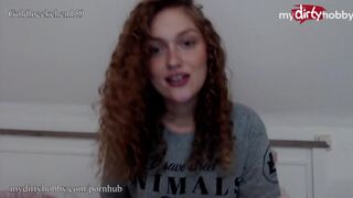 Globe adolescent étirant elle serré chatte avec épais bite artificielle