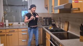 Allemand amateur maman salope utilise le maïs pour baiser sa chatte et lécher son propre jus