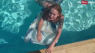 Emma loup est la fille sexy qui baise dans la piscine sauvage