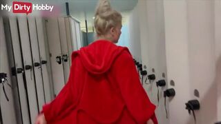 Respire blonde cheerleader dans le vestiaire