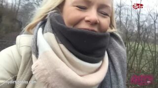 Chaud adolescent fille sur un vélo frotter sa chatte humide