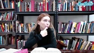 Adolescent étudiant de collège secrètement masturber sur la webcam pendant la pause d'étude