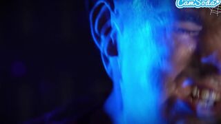 Tiny MILF regarde son BF se tourner vers un loup-garou et doit baiser sa BBC pour le retourner - Halloween