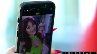 Mina Luxx montre à quel point elle serait impatiente de faire le professeur chaud pour son plaisir avec tout le respect nécessaire