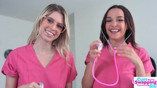 Le docteur Rissa May et Jill Kassidy jouent au spermatozoïde