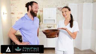 Brad Newman essaie sa propre huile Nuru avec une machine de massage chaude