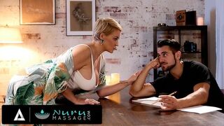Ryan Keely est fou du massage et baise son beau-fils avec sa chatte