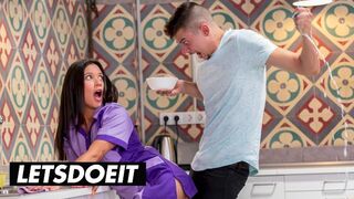 La jeune fille sexy Jade Presley nettoie et suce les grosses bites dans l'abri chaud