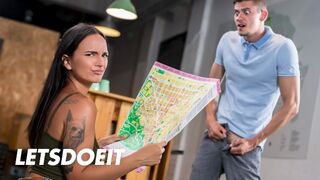 Le voyage heureux de Claudia Bavel au paradis sexuel de l'auberge chaude