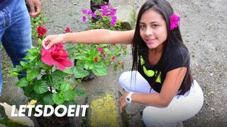 La maman latine aux cheveux noirs est prise dans la chasse de rue pour la baise profonde