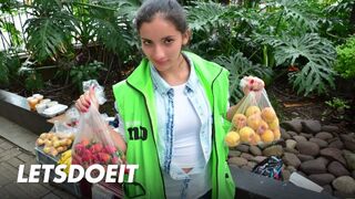 Latin maman mari bouton vaporisateurs sur son visage après chaud baise