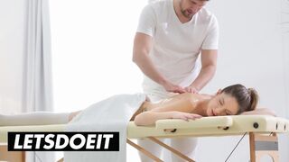 L'aventure de massage grasse de Rebecca Volpetti avec la chanson d'amour de Kristof Cale