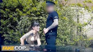 L'agent de police baise la geek aux cheveux noirs et tire ses lunettes - fausse côte