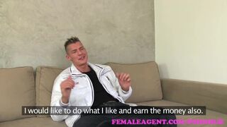 Femmeagent - la maman insatiable ne pouvait pas suivre la queue sexy strip-teaseuse sur le casting