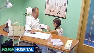 L'adolescent russe désespéré récompense le docteur avec des rapports sexuels difficiles dans un faux hôpital