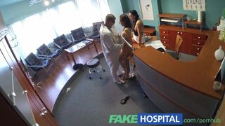 Anna Rose à l'hôpital séduit l'infirmière et aime sa chatte léchée de langue