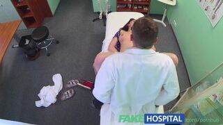 Chaud brun fille sexy apprend que seule une baise dure peut la guérir