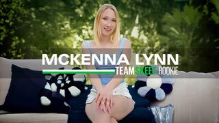 Le premier porno de Mckenna Lynn: l'aventure de bite sauvage de fille blonde