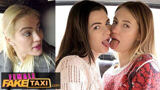 Hot aventure lesbienne à l'arrière du taxi