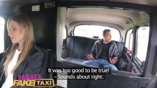 Jeune gars baise Angel Piaff humide chatte de rasage dans un faux taxi