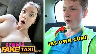 Lady Gang devient folle de sucer son gros pov adolescent dans le taxi