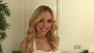 Blonde adolescente Lucy Tyler frotter son clitoris avec un vibromasseur au gros orgasme