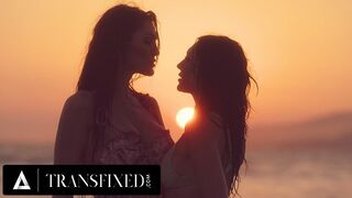 Après la tombée de la nuit baise dur: Tori Easton baise cruellement Charlotte Sins bikini poupée