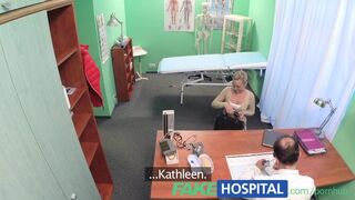 Chaud blonde patient aime le corps musculaire d'un médecin et les mots pétillants