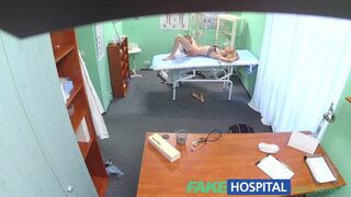 Mince blonde fille premier orgasme coup emplois dans un faux hôpital