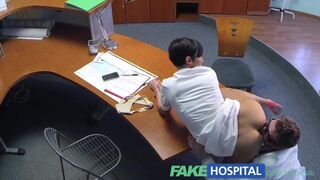 La bite du médecin insolent est mordue par une nana ex-porn