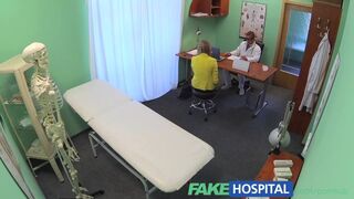Lustrophobe blonde patient russe aime une belle infirmière