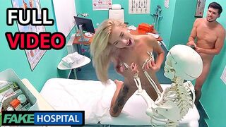 La blonde adolescent russe avale le plaisir du médecin - faux hôpital
