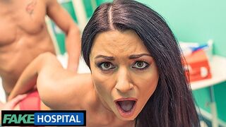 Milf polonais Ania Kinski montre à son médecin un nouveau sein au faux hôpital