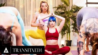 Emma Rose instructeur trans de yoga se fait prendre pendant qu'elle baise Jewelz Bluo dans un cours de yoga régulier!