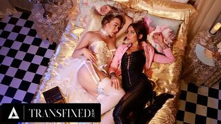 Reines des fées Emma Rose et April Olsen sur la sangle sauvage baise anal