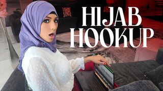 Nina Nieves est une adolescente arabe rêvant du rôle de reine du bal américain